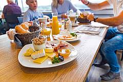 Frühstück im Wintergarten