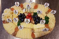 Käseplatte mit verschiedenen gluschtigen Sorten