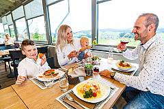 im Wintergarten der Emmentaler Schaukäserei